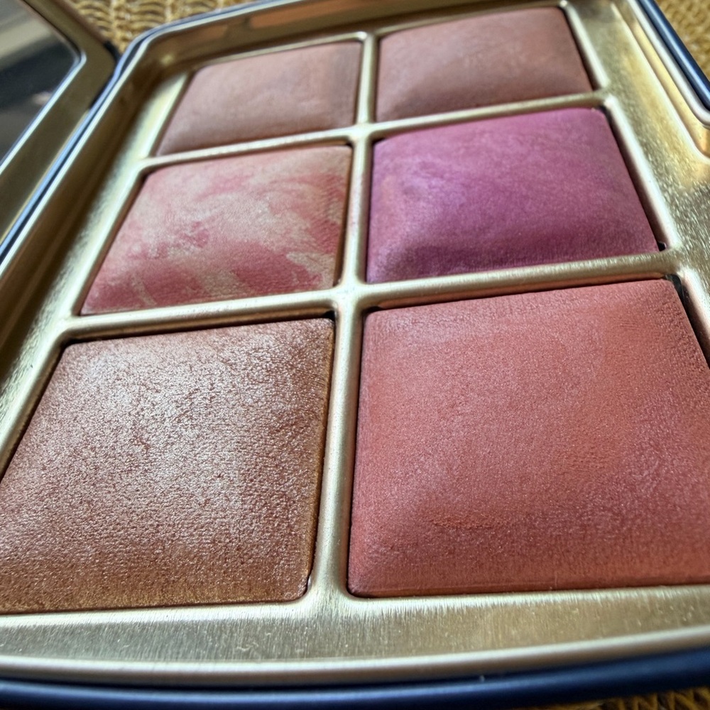 Hourglass Radiant Face and Cheek Palette. Fox limited edition. - Picture 4 of 12
